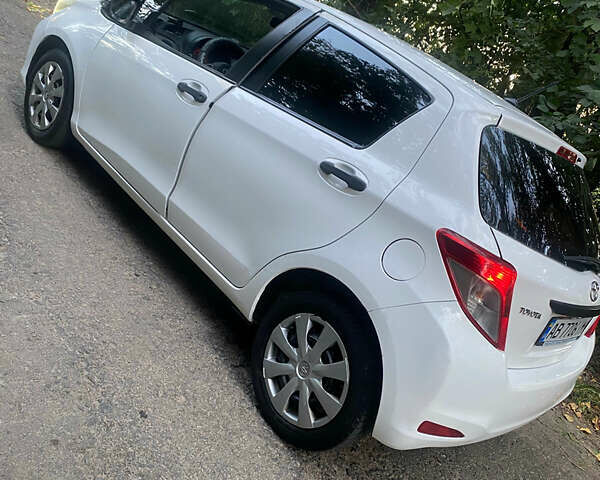 Белый Тойота Ярис, объемом двигателя 1.33 л и пробегом 172 тыс. км за 8500 $, фото 1 на Automoto.ua