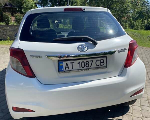 Білий Тойота Яріс, об'ємом двигуна 1 л та пробігом 254 тис. км за 7000 $, фото 2 на Automoto.ua