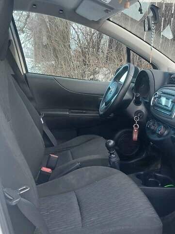 Белый Тойота Ярис, объемом двигателя 1.33 л и пробегом 130 тыс. км за 6700 $, фото 5 на Automoto.ua