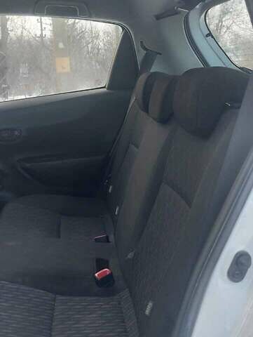 Белый Тойота Ярис, объемом двигателя 1.33 л и пробегом 130 тыс. км за 6700 $, фото 11 на Automoto.ua