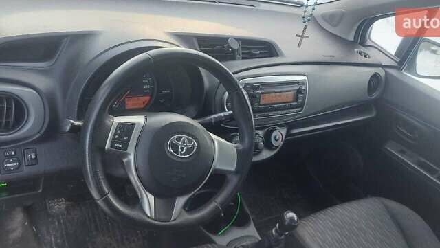 Белый Тойота Ярис, объемом двигателя 1.33 л и пробегом 130 тыс. км за 6700 $, фото 10 на Automoto.ua
