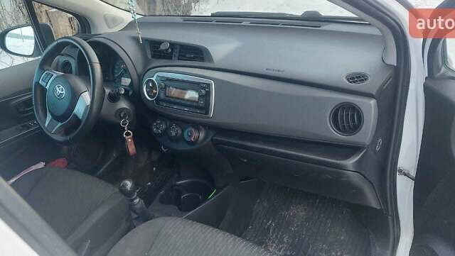 Белый Тойота Ярис, объемом двигателя 1.33 л и пробегом 130 тыс. км за 6700 $, фото 12 на Automoto.ua