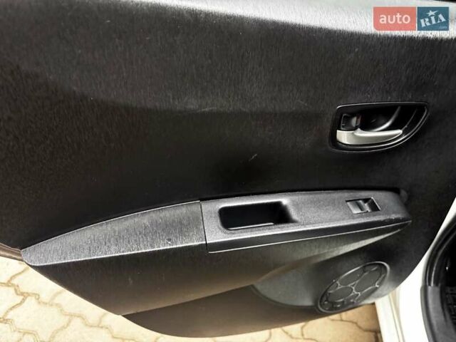 Белый Тойота Ярис, объемом двигателя 1.5 л и пробегом 250 тыс. км за 11900 $, фото 10 на Automoto.ua