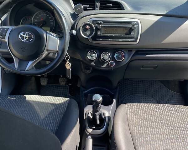 Білий Тойота Яріс, об'ємом двигуна 1 л та пробігом 254 тис. км за 7000 $, фото 5 на Automoto.ua