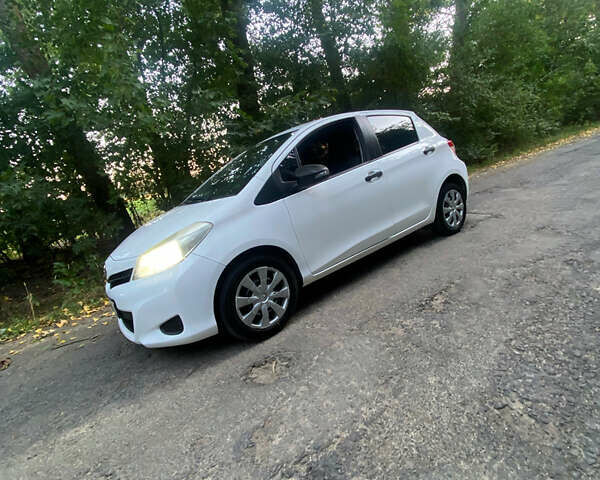 Белый Тойота Ярис, объемом двигателя 1.33 л и пробегом 172 тыс. км за 8500 $, фото 4 на Automoto.ua