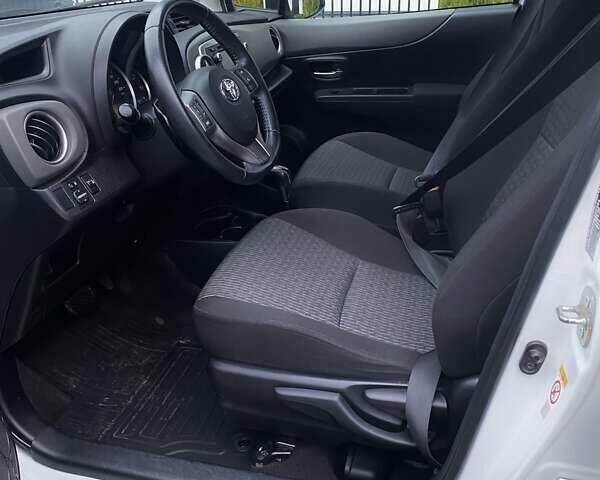 Білий Тойота Яріс, об'ємом двигуна 1.33 л та пробігом 64 тис. км за 13500 $, фото 10 на Automoto.ua
