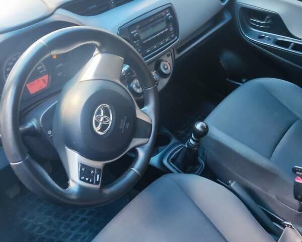 Белый Тойота Ярис, объемом двигателя 1.33 л и пробегом 244 тыс. км за 7000 $, фото 5 на Automoto.ua