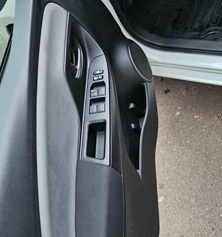 Белый Тойота Ярис, объемом двигателя 1.33 л и пробегом 60 тыс. км за 13000 $, фото 11 на Automoto.ua