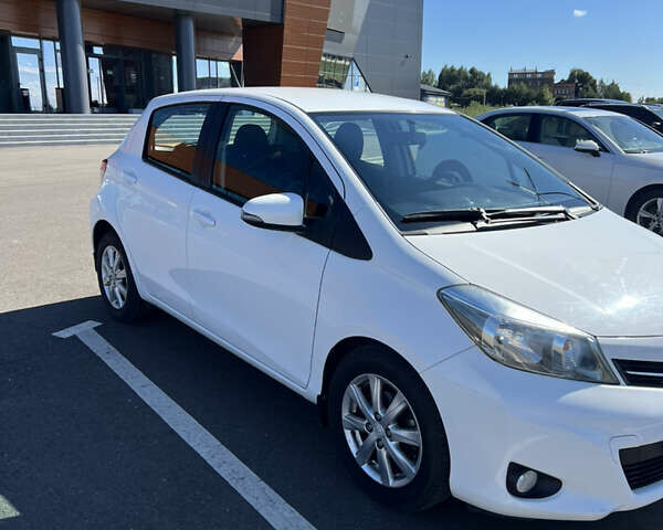 Белый Тойота Ярис, объемом двигателя 1.3 л и пробегом 96 тыс. км за 11700 $, фото 4 на Automoto.ua