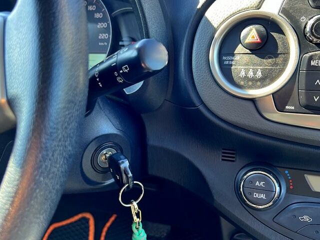 Белый Тойота Ярис, объемом двигателя 1.3 л и пробегом 96 тыс. км за 11700 $, фото 11 на Automoto.ua