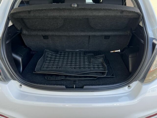 Белый Тойота Ярис, объемом двигателя 1.5 л и пробегом 155 тыс. км за 11700 $, фото 12 на Automoto.ua