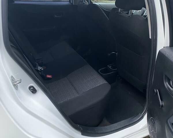 Білий Тойота Яріс, об'ємом двигуна 1.33 л та пробігом 64 тис. км за 13500 $, фото 14 на Automoto.ua