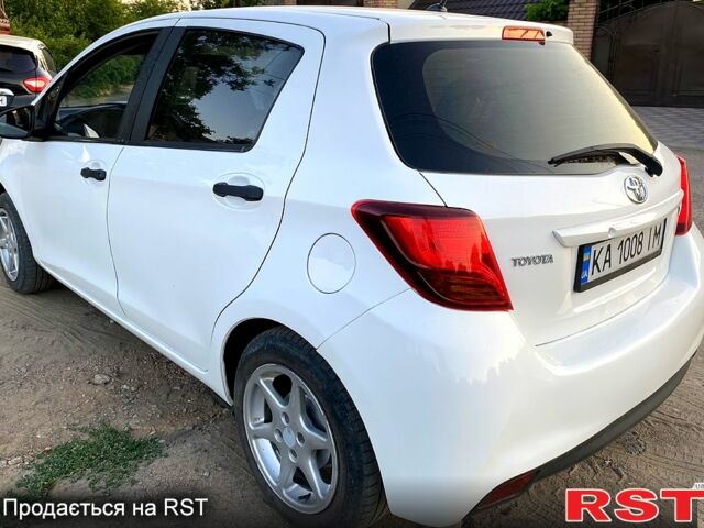 Белый Тойота Ярис, объемом двигателя 1.3 л и пробегом 240 тыс. км за 9000 $, фото 1 на Automoto.ua