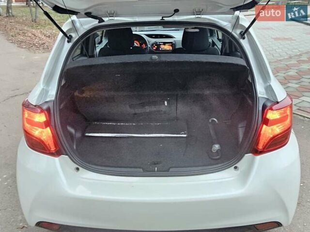 Белый Тойота Ярис, объемом двигателя 1.33 л и пробегом 60 тыс. км за 13000 $, фото 7 на Automoto.ua