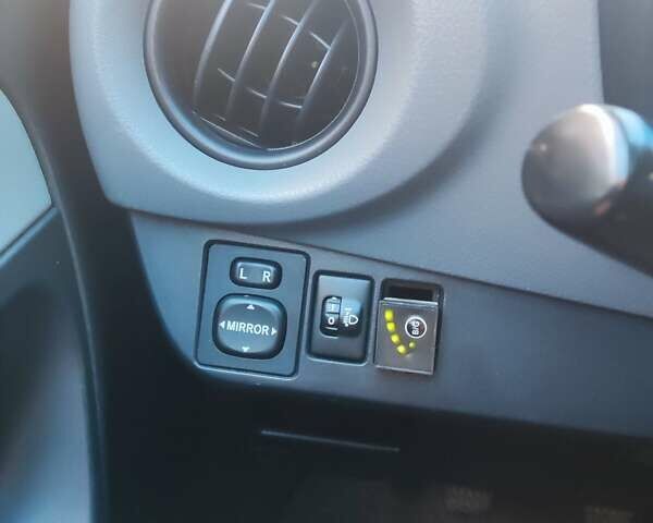 Белый Тойота Ярис, объемом двигателя 1.33 л и пробегом 244 тыс. км за 7000 $, фото 14 на Automoto.ua