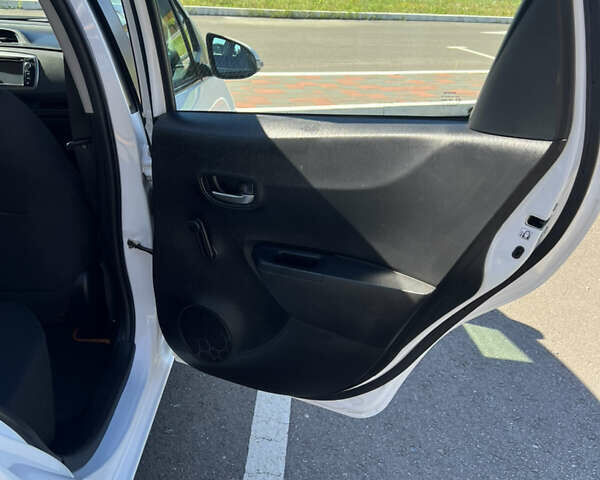 Белый Тойота Ярис, объемом двигателя 1.3 л и пробегом 96 тыс. км за 11700 $, фото 14 на Automoto.ua