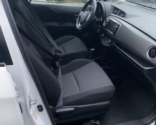 Білий Тойота Яріс, об'ємом двигуна 1.33 л та пробігом 64 тис. км за 13500 $, фото 13 на Automoto.ua