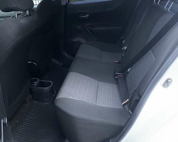 Білий Тойота Яріс, об'ємом двигуна 1.33 л та пробігом 64 тис. км за 13500 $, фото 11 на Automoto.ua