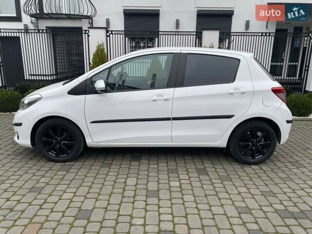 Білий Тойота Яріс, об'ємом двигуна 1.33 л та пробігом 64 тис. км за 13500 $, фото 2 на Automoto.ua