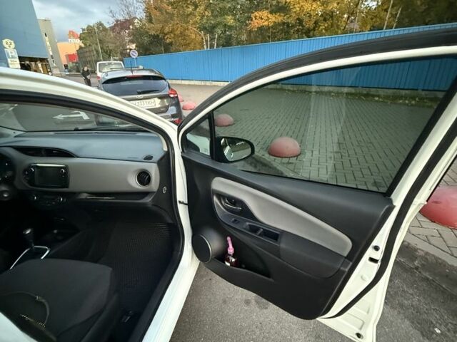 Тойота Ярис 2014 в Киеве на Automoto.ua Белый Тойота Ярис, объемом двигателя 0 л и пробегом 115 тыс. км за 10499 $, фото 5 на Automoto.ua