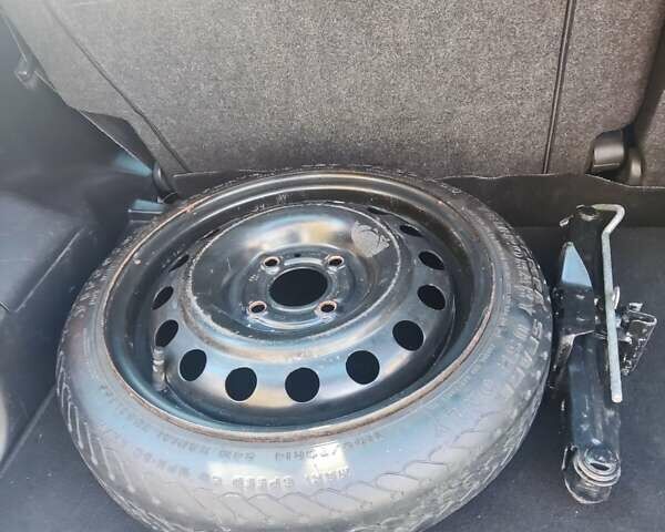 Белый Тойота Ярис, объемом двигателя 1.33 л и пробегом 244 тыс. км за 7000 $, фото 7 на Automoto.ua