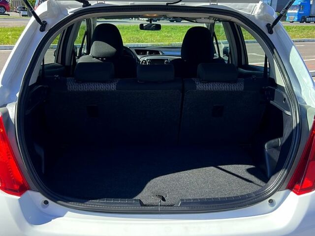 Белый Тойота Ярис, объемом двигателя 1.3 л и пробегом 96 тыс. км за 11700 $, фото 4 на Automoto.ua