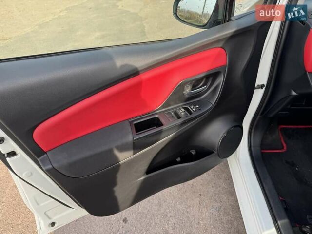 Білий Тойота Яріс, об'ємом двигуна 1.33 л та пробігом 125 тис. км за 12500 $, фото 5 на Automoto.ua