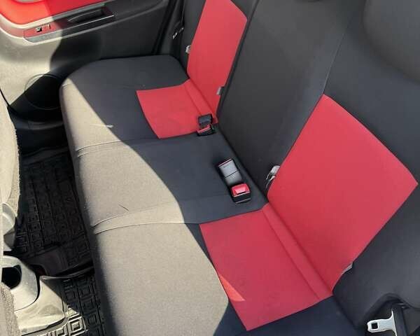 Белый Тойота Ярис, объемом двигателя 1.3 л и пробегом 156 тыс. км за 11000 $, фото 16 на Automoto.ua