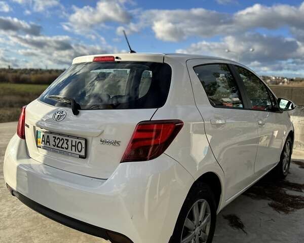 Белый Тойота Ярис, объемом двигателя 1.3 л и пробегом 156 тыс. км за 11000 $, фото 5 на Automoto.ua