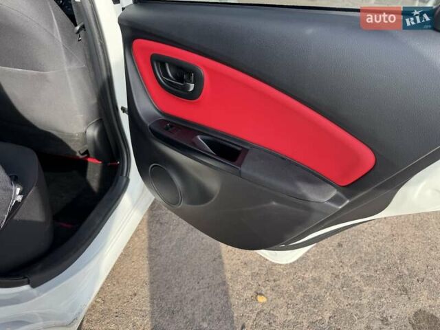 Білий Тойота Яріс, об'ємом двигуна 1.33 л та пробігом 125 тис. км за 12500 $, фото 7 на Automoto.ua