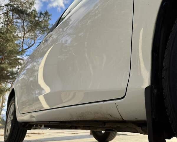 Белый Тойота Ярис, объемом двигателя 1.3 л и пробегом 156 тыс. км за 11000 $, фото 8 на Automoto.ua