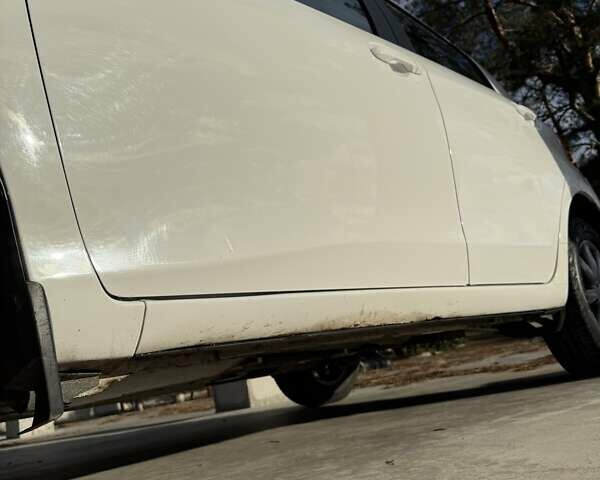 Белый Тойота Ярис, объемом двигателя 1.3 л и пробегом 156 тыс. км за 11000 $, фото 9 на Automoto.ua