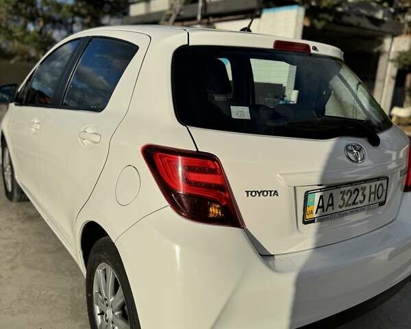 Белый Тойота Ярис, объемом двигателя 1.3 л и пробегом 156 тыс. км за 11000 $, фото 4 на Automoto.ua