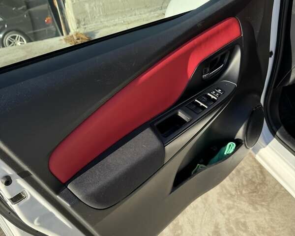 Белый Тойота Ярис, объемом двигателя 1.3 л и пробегом 156 тыс. км за 11000 $, фото 18 на Automoto.ua