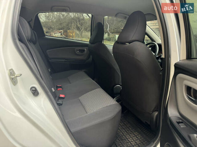 Белый Тойота Ярис, объемом двигателя 1.33 л и пробегом 55 тыс. км за 11800 $, фото 26 на Automoto.ua