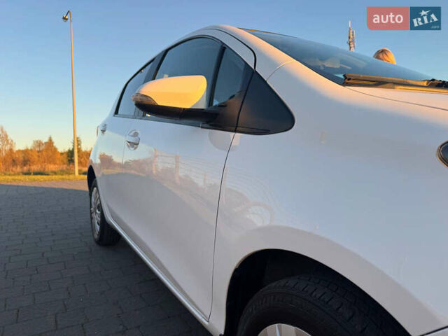 Білий Тойота Яріс, об'ємом двигуна 1.33 л та пробігом 75 тис. км за 11300 $, фото 5 на Automoto.ua