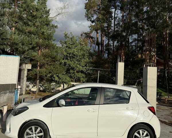 Белый Тойота Ярис, объемом двигателя 1.3 л и пробегом 156 тыс. км за 11000 $, фото 3 на Automoto.ua