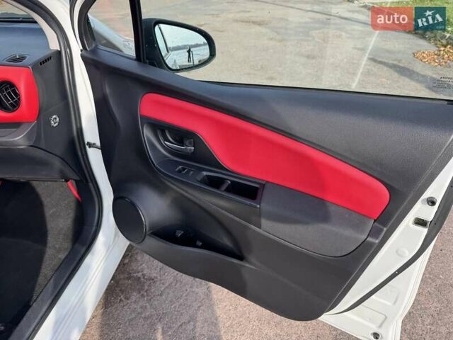 Білий Тойота Яріс, об'ємом двигуна 1.33 л та пробігом 125 тис. км за 12500 $, фото 8 на Automoto.ua