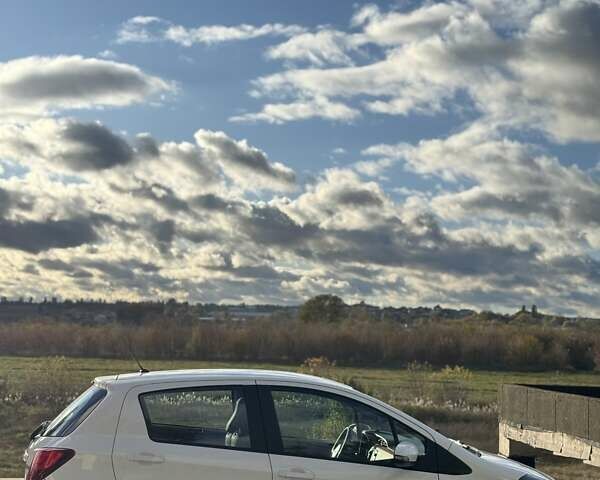 Белый Тойота Ярис, объемом двигателя 1.3 л и пробегом 156 тыс. км за 11000 $, фото 7 на Automoto.ua