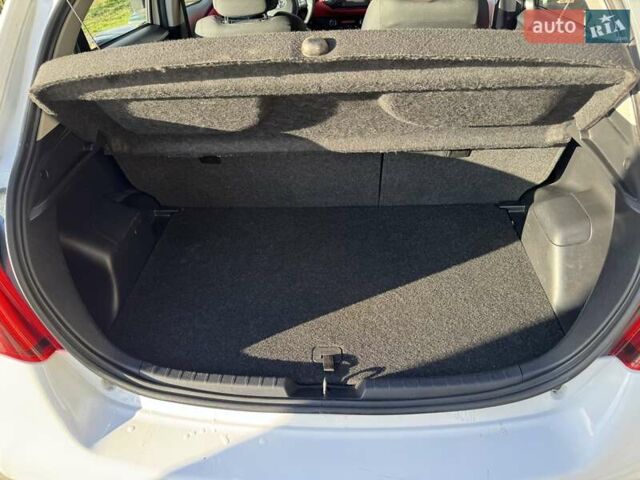 Белый Тойота Ярис, объемом двигателя 1.3 л и пробегом 156 тыс. км за 11000 $, фото 10 на Automoto.ua