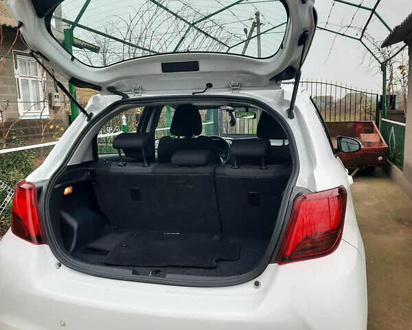 Белый Тойота Ярис, объемом двигателя 1.33 л и пробегом 61 тыс. км за 12000 $, фото 4 на Automoto.ua