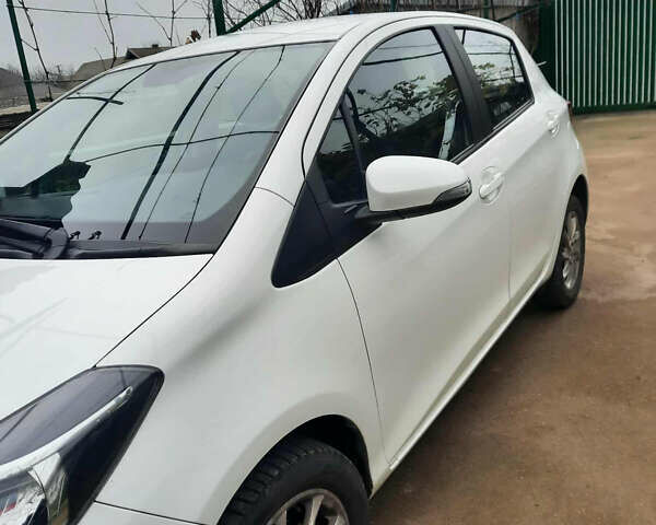 Белый Тойота Ярис, объемом двигателя 1.33 л и пробегом 61 тыс. км за 12000 $, фото 1 на Automoto.ua