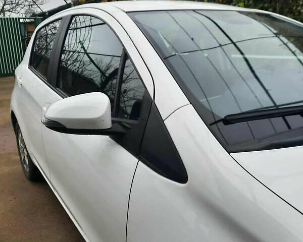 Белый Тойота Ярис, объемом двигателя 1.33 л и пробегом 61 тыс. км за 12000 $, фото 2 на Automoto.ua