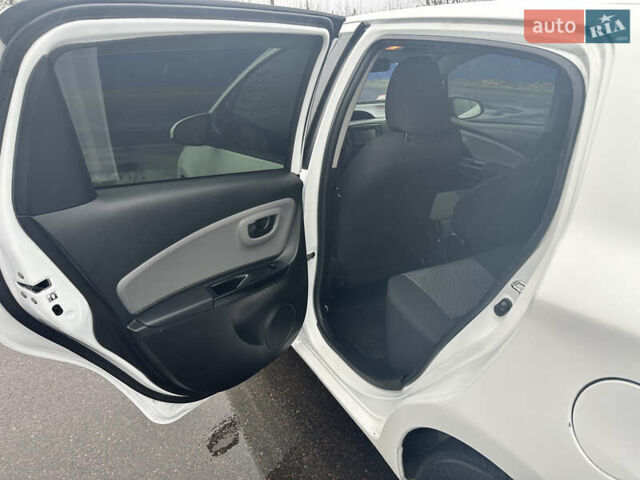 Білий Тойота Яріс, об'ємом двигуна 1.5 л та пробігом 119 тис. км за 10500 $, фото 19 на Automoto.ua