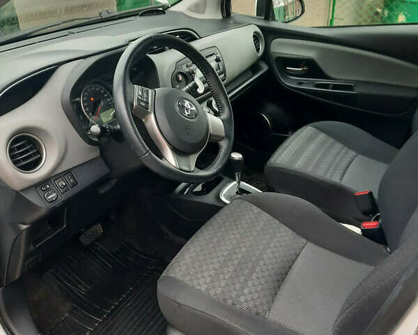 Белый Тойота Ярис, объемом двигателя 1.33 л и пробегом 61 тыс. км за 12000 $, фото 9 на Automoto.ua