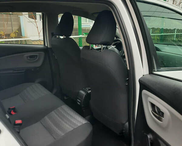 Белый Тойота Ярис, объемом двигателя 1.33 л и пробегом 61 тыс. км за 12000 $, фото 5 на Automoto.ua