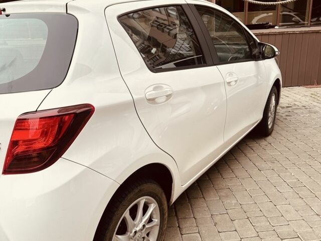 Белый Тойота Ярис, объемом двигателя 1.3 л и пробегом 64 тыс. км за 12000 $, фото 3 на Automoto.ua