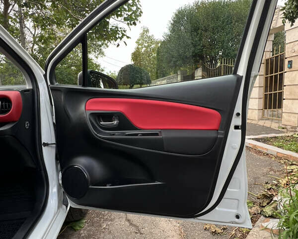 Белый Тойота Ярис, объемом двигателя 1.33 л и пробегом 92 тыс. км за 13600 $, фото 9 на Automoto.ua