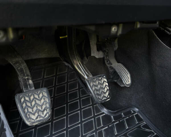 Белый Тойота Ярис, объемом двигателя 1 л и пробегом 68 тыс. км за 9200 $, фото 20 на Automoto.ua