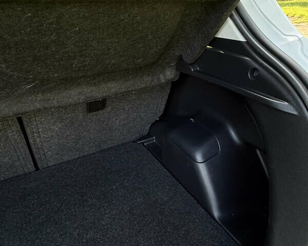 Белый Тойота Ярис, объемом двигателя 1 л и пробегом 68 тыс. км за 9200 $, фото 2 на Automoto.ua